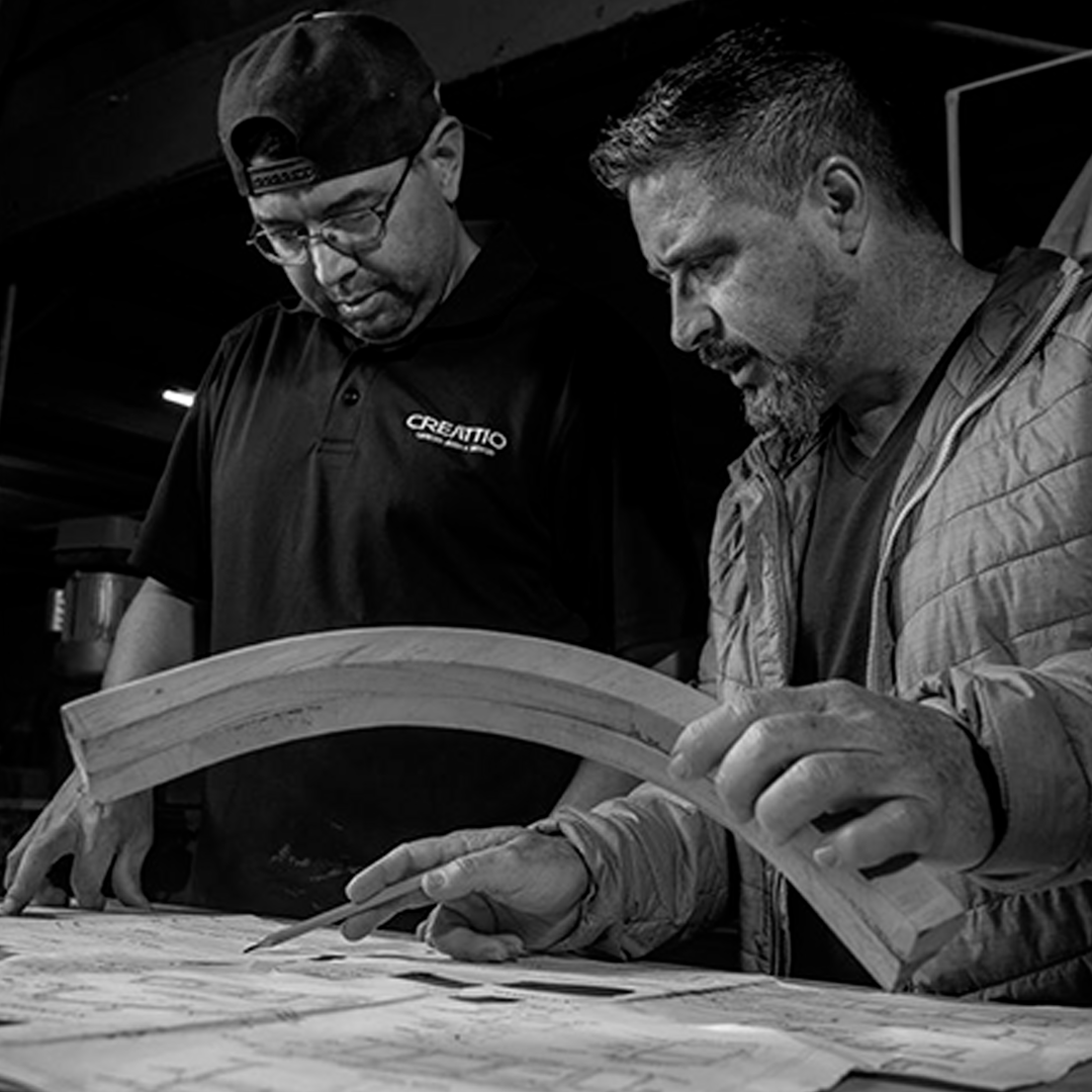 Equipo de Creattio diseñando y fabricando mobiliario a medida con precisión profesional